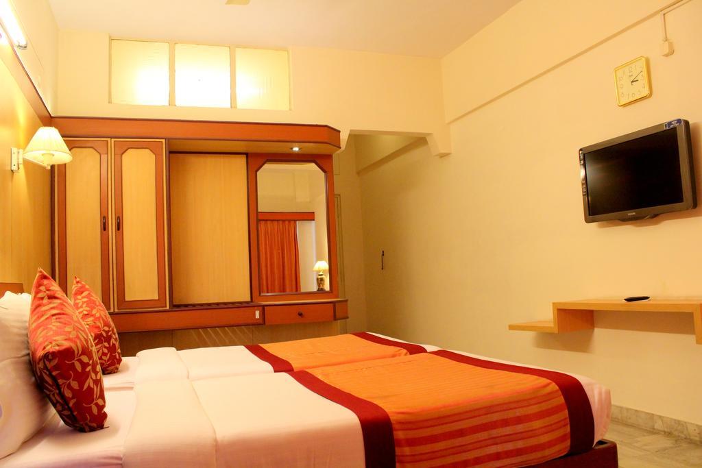 Yasodha Towers Hotel Hosūr Quarto foto