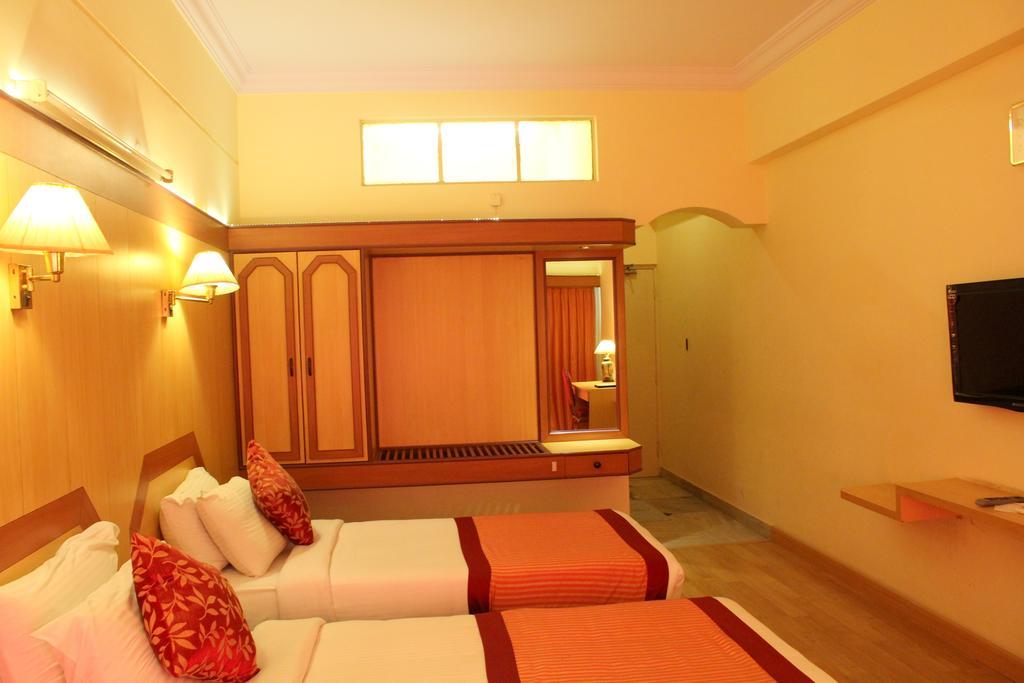 Yasodha Towers Hotel Hosūr Exterior foto