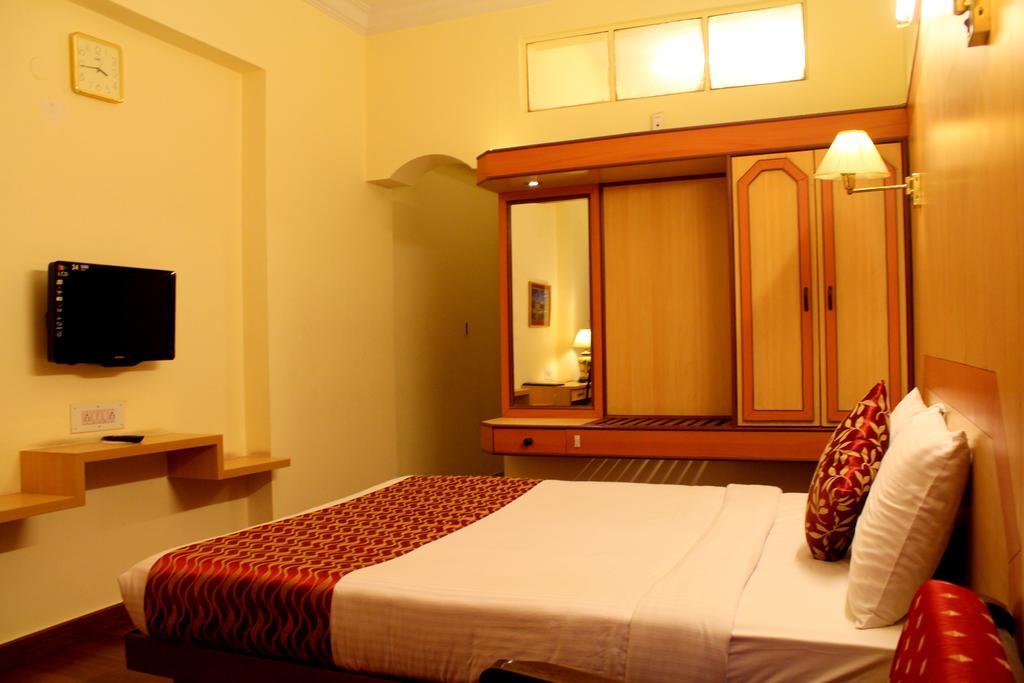 Yasodha Towers Hotel Hosūr Quarto foto