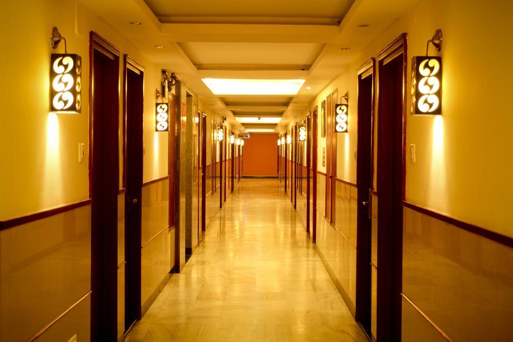 Yasodha Towers Hotel Hosūr Exterior foto