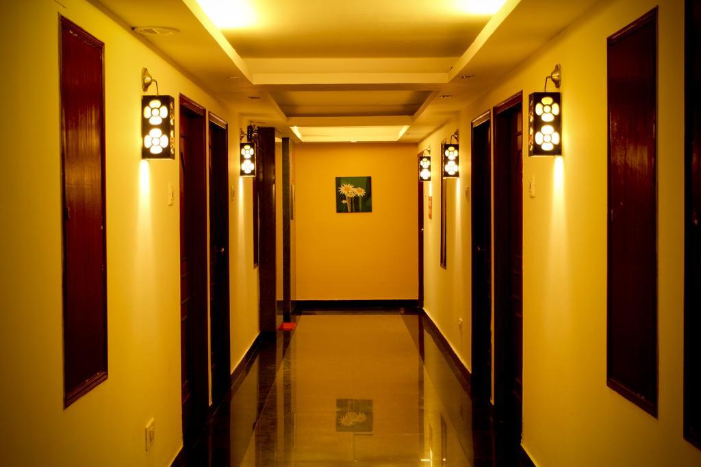Yasodha Towers Hotel Hosūr Exterior foto