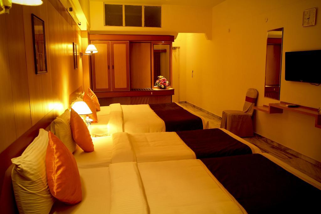 Yasodha Towers Hotel Hosūr Exterior foto